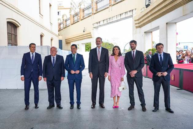 Royals At Merit In The Fine Arts Gold Medals - Cadiz The King of Spain, Felipe VI, and Queen Letizia, preside over the family photo during the presentation of the Gold Medals for Merit in Fine Arts 2022 at the Palacio de Congresos, April 3, 2024 in Cadiz (Andalusia, Spain). The King and Queen of Spain preside over the presentation of the Gold Medals for Merit in Fine Arts 2022, with the participation of the Minister of Culture, Ernest Urtasun, the president of the Junta de Andalucia, Juanma Moreno, the president of the Parliament of Andalusia, Jesus Aguirre, and the mayor of Cadiz, Bruno Garcia. Photo by Francisco J. Olmo Europa Press ABACAPRESS.COM Cadiz (Andalusia) Spain Copyright: xEuropaxPress ABACAx