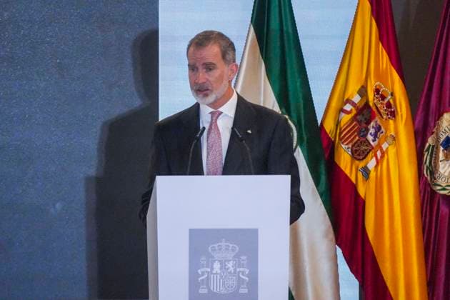 Royals At Merit In The Fine Arts Gold Medals - Cadiz King Felipe VI speaks during the presentation of the Gold Medals for Merit in Fine Arts 2022 at the Palacio de Congresos on April 3, 2024 in Cadiz (Andalusia, Spain). The King and Queen of Spain preside over the presentation of the Gold Medals for Merit in Fine Arts 2022, with the participation of the Minister of Culture, Ernest Urtasun, the president of the Junta de Andalucia, Juanma Moreno, the president of the Parliament of Andalusia, Jesus Aguirre, and the mayor of Cadiz, Bruno Garcia. Photo by Francisco J. Olmo Europa Press ABACAPRESS.COM Cadiz (Andalusia) Spain Copyright: xEuropaxPress ABACAx