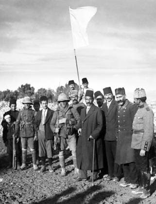 Israel Palestine: The Ottoman surrender of Jerusalem to representatives of the British Army of General Edmund Allenby in World War I, 9 December 1917 The Ottoman Mayor of Jerusalem, Hussein Effendi el Husseini (al-Husseini), meeting with Sergeants Sedgwick and Hurcomb of the 2 19th Battalion, London Regiment, under the white flag of surrender, at 8 am, 9 December, 1917. Copyright: xxPicturesxFromxHistoryx