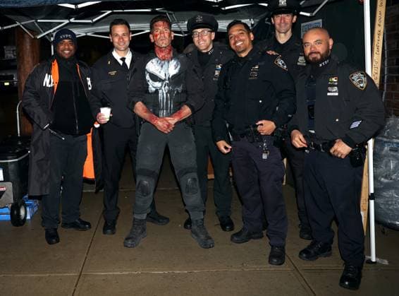 Entertainment Themen der Woche KW14 Jon Bernthal as The Punisher seen taking a selfie with a group of real cops, before filming an action scene with Charlie Cox at the Daredevil Born Again set in Brooklyn. Featuring: Jon Bernthal Where: New York, United States When: 02 Apr 2024 Credit: Jose Perez INSTARimages EDITORIAL USE ONLY. NOT FOR USE BY NEWSPAPERS BASED IN THE UK. Copyright: xx instar53613832