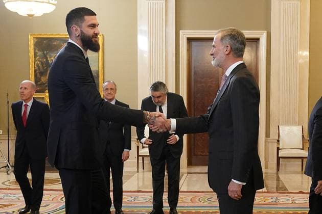 König Felipe empfängt die Basketball-Mannschaft von Real Madrid King Felipe VI of Spain with Vincent Poirier during the audience with the members of the Real Madrid basketball team, champion of the 88th edition of the ˜Copa del Rey™. April 3,2024. (2024040346)