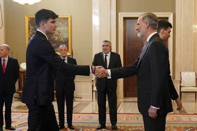 König Felipe empfängt die Basketball-Mannschaft von Real Madrid King Felipe VI of Spain with Hugo Gonzalez during the audience with the members of the Real Madrid basketball team, champion of the 88th edition of the ˜Copa del Rey™. April 3,2024. (2024040391)