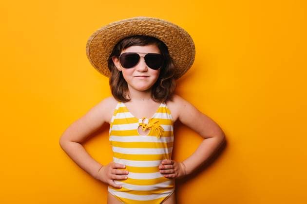 mädchen,lächeln,sommer,badeanzug,strohhut,freundlich,lächelnd,sommerlich,badeanzüge,badebekleidung,badekleidung,bademode,hut,hüte,kopfbedeckung,strohhüte ** girl,smiling,summer,swimsuit,straw hat,girls,smile,summers,swimsuits,straw hats 539-p92 ,model released, Symbolfoto