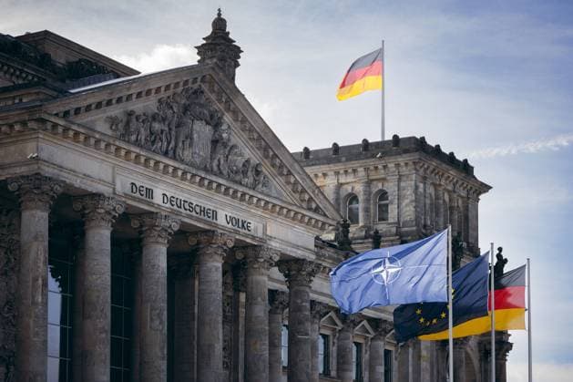 News Themen der Woche KW14 News Bilder des Tages Die Flagge der NATO, Europas und der Bundesrepublik Deutschland aufgenommen am Reichstagsgebaeude in Berlin, 04.04.2024. Berlin Deutschland *** The flag of NATO, Europe and the Federal Republic of Germany taken at the Reichstag building in Berlin, 04 04 2024 Berlin Germany Copyright: xFelixxZahnxphotothek.dex