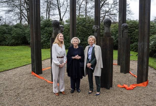 Bilder des Jahres 2024, Entertainment 04 April Entertainment Themen der Woche KW14 BAARN - Princess Beatrix, together with Maya Meijer Bergmans (r) and director of Beelden aan Zee, Brigitta Bloksma (l), unveils the bronze statue The Royal Family in the park of Soestdijk Palace. The group portrait was made in 1996 by sculptor Arthur Spronken and consists of the portraits of Princess Beatrix, Prince Claus and their three sons. ANP JEROEN JUMELET netherlands out - belgium out  Copyright: xx x495169171x originalFilename: 495169171.jpg
