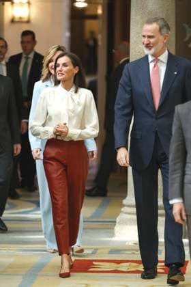Royals At National Sports Awards - Madrid Queen Letizia and King Felipe on their arrival at the presentation of the National Sports Awards 2022 at the El Pardo Royal Palace, on April 4, 2024, in Madrid (Spain). The National Sports Awards 2022 are convened annually by the Consejo Superior de Deporte (CSD), in order to expressly recognize individuals and entities that, either by their direct activity or personal initiative, or as participants in the development of sports policy, have contributed in an outstanding way to promote or disseminate the physical-sports activity. Photo by Antonio Gutierrez Europa Press ABACAPRESS.COM Madrid Spain  Copyright: xEuropaxPress ABACAx