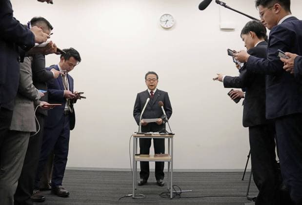 Bilder des Jahres 2024, News 04 April News Themen der Woche KW14 News Bilder des Tages Japan, LDP Pressenkonferenzen nach dem Parteispendenskandal LDP punishes 39 members over funds scandal Hiroshige Seko, former Liberal Democratic Party secretary general in the House of Councillors, meets the press in Tokyo on April 4, 2024, after the ruling party s disciplinary committee announced punishments for 39 members over a political funds scandal. Seko was advised to leave the party, the second-severest penalty among the party s eight levels of punitive steps following expulsion.  A14AA0002665653P