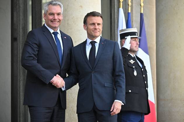 News Themen der Woche KW14 News Bilder des Tages President Macron Welcomes Austria s Chancellor Nehammer - Paris French President Emmanuel Macron welcomes Austria s Chancellor Karl Nehammer at Elysee palace in Paris on April 4, 2024. Photo by Eliot Blondet ABACAPRESS.COM Paris France  Copyright: xBlondetxEliot ABACAx