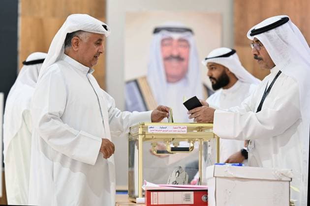 Bilder des Jahres 2024, News 04 April News Themen der Woche KW14 Parlamentswahlen in Kuwait (240404) -- HAWALLI GOVERNORATE, April 4, 2024 -- A man casts his vote at a polling station in Hawalli Governorate, Kuwait, on April 4, 2024. Kuwaiti voters began casting their ballots on Thursday to elect members of the National Assembly, in the first parliamentary elections held after Sheikh Mishal Al-Ahmad Al-Jaber Al-Sabah assumed power in the country. (Photo by Xinhua) KUWAIT-HAWALLI GOVERNORATE-NATIONAL ASSEMBLY-ELECTIONS Asad 