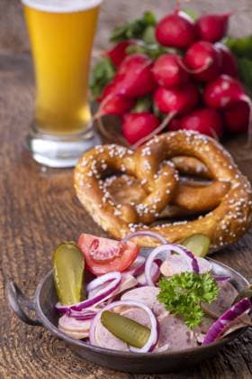 IMAGO Creative, Sommer, Food, Radieschen bayrische küche,wurstsalat,regensburger wurstsalat,bayerisch,bayerische küche,bayrisch,deutsche küche,europäische küche,süddeutsche küche,wurstsalate ** bavarian cuisine,sausage salad,regensburger wurstsalat,bavarian cuisines,bavarian food,sausage salads jb1-p31