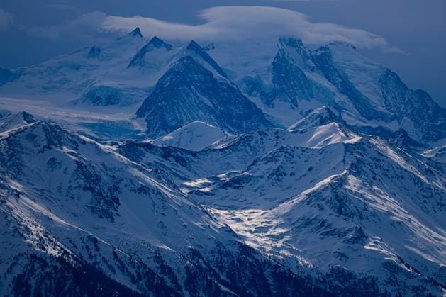 Creative Highlights World The rugged beauty of snow-capped alpine peaks is captured under the soft light of the blue hour, with shadows playing across the serene snowy landscape Model Released EgoitzIcaza_ID20369_602754_007 Copyright: xEgoitzxIcazax