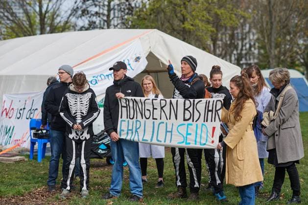 Bilder des Jahres 2024, News 04 April News Themen der Woche KW14 Der Hungerstreik zweier Klimaaktivisten im Berliner Regierungsviertel spitzt sich zu. Er sei bereit, seinen Hungerstreik bis zum Aeussersten zu eskalieren, sollte Bundeskanzler Olaf Scholz (SPD) nicht auf ihre Forderungen eingehen, sagte der Ingenieur Wolfgang Metzeler-Kick am Freitag auf einer Pressekonferenz in Berlin. Der 49-Jaehrige verlangt gemeinsam mit dem 57-jaehrigen Richard Cluse, einem Ingenieur aus Potsdam, vom Kanzler eine Regierungserklaerung, in der er die Klimakatastrophe als existentielle Menschheitskrise anerkennt und die Notwendigkeit eines radikalen Umsteuerns in der Klimapolitik einraeumt. Im Foto: Nach der Pressekonferenz ging der Ingenieur Wolfgang Metzeler-Kick mit Unterstuetzern und Unterstuetzerinnen durch das Regi Copyright: epd-bild ChristianxDitsch D24D0405HungerstreikKlima111140