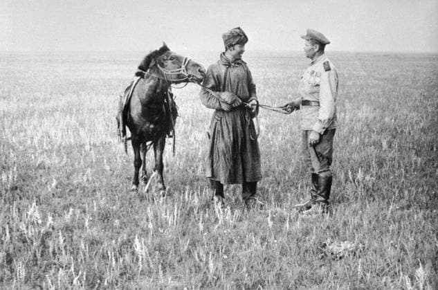 SOLDIER MONGOLIAN ARMY 1907 02.09.1945 A Soviet soldier talking to a fighter of the Mongolian national-revolutionary army in the Gobi desert. The Manchu offensive operation (August 9 - September 2, 1945) was carried out by the Soviet troops and the Mongolian national-revolutionary army. The Guandong army of Imperialist Japan was defeated as a result. Simon Raskin Sputnik Manchzhuriya China  Copyright: xSimonxRaskinx