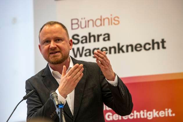 News Themen der Woche KW14 News Bilder des Tages Bochum, Unterstützertreffen des Bündnis Sahra Wagenknecht für die Vorbereitung zur Gründung eines NRW Landesparteiverband. 05.04.2024, EU, DEU, Deutschland, Nordrhein-Westfalen, Bochum: das erste Unterstützertreffen des Bündnis Sahra Wagenknecht (BSW) im Jahrhunderthaus für die Vorbereitung zur Gründung eines NRW Landesparteiverband.BSW-Generalsekretär Christian Leye. EU, DEU, Germany, North Rhine-Westphalia, Bochum: the first supporters meeting of the Sahra Wagenknecht Alliance (BSW) in the Jahrhunderthaus in preparation for the founding of a NRW state party association. BSW Secretary General Christian Leye.