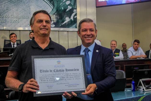 MACEIÓ, AL - 05.04.2024: BOLSONARO EM MACEIÓ - After disembarking late in the morning at the airport in the capital of Alagoas, former President Jair Messias Bolsonaro was honored at the Casa de Tavares Bastos, the Legislative Assembly, where he received the honorary citizenship award, proposed by State Representative Cabo Bebeto (PL) x2517852x  GUIDOxJR.