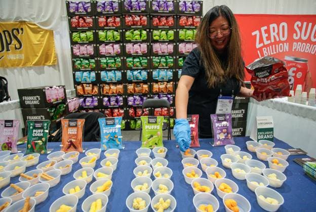 (240405) -- VANCOUVER, April 5, 2024 -- An exhibitor prepares food samples during the 2024 CHFA NOW trade show in Vancouver, British Columbia, Canada, on April 5, 2024. Over 900 exhibitors from across the world showcased their latest natural, organic and wellness products at the CHFA NOW, a health food trade show hosted by Canadian Health Food Association (CHFA). (Photo by Xinhua) CANADA-VANCOUVER-CHFA NOW-TRADE SHOW LiangxSen 