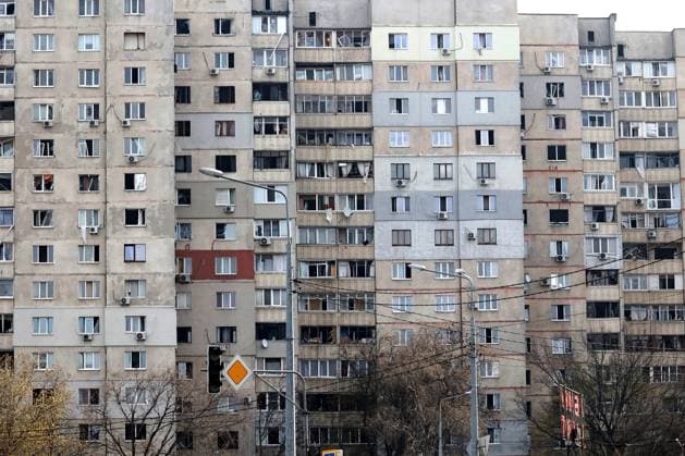 News Themen der Woche KW14 News Bilder des Tages KHARKIV, UKRAINE - APRIL 6, 2024 - A block of flats shows damage caused by the overnight Russian attack on Kharkiv, northeastern Ukraine. As reported, six people were killed and 11 people were injured as a result of the latest Russian strike targeting Kharkiv. Nine apartment blocks, three dormitories, two kindergartens, two schools, a gas station and several dozen shops were damaged. Aftermath of Russian attack on Kharkiv on April 6, 2024  Copyright: xVyacheslavxMadiyevskyyx