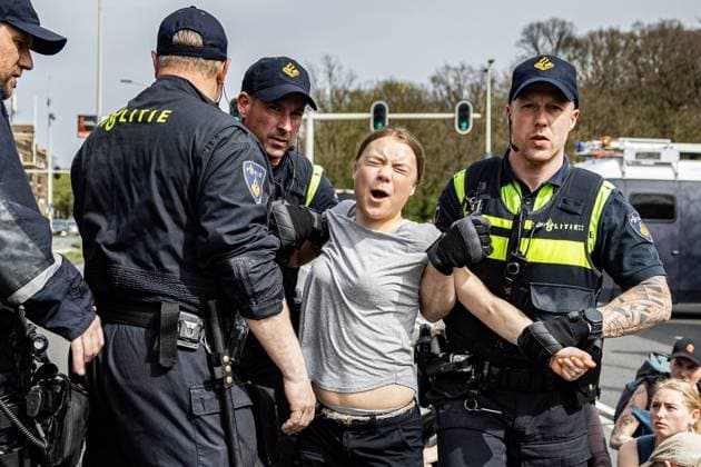 Bilder des Jahres 2024, News 04 April News Themen der Woche KW14 News Bilder des Tages THE HAGUE - Swedish Greta Thunberg is arrested during a blockade of the A12. Thunberg was present at the 37th highway blockade as new international actions against fossil subsidies were announced during the action. ANP RAMON VAN FLYMEN  Copyright: xANPxSportx xxANPx x495317657x originalFilename: 1043352194st.jpg