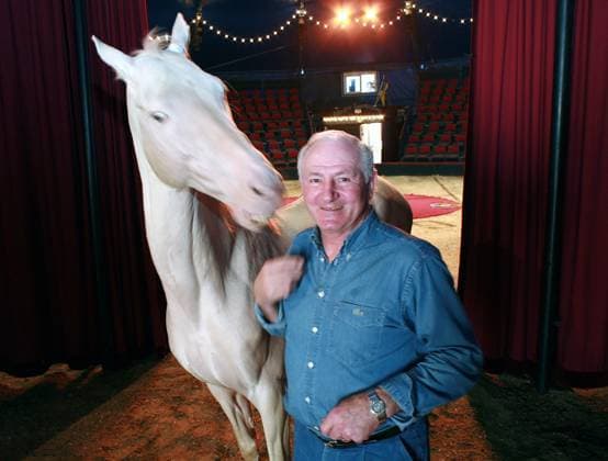DECES D ALEXIS GRUSS - ARCHIVES PHOTOPQR LE PROGRES AUGROS PIERRE. 6 4 DECES D ALEXIS GRUSS - Alexis Gruss, le roi du cirque équestre, est mort ARCHIVES Alexis Gruss, specialist of horse show for circus died FILES VAULX EN VELIN 2007.04.19. ALEXIS GRUSS. AVEC ALADIN, TURKMEN DE 10 ANS. APRIL 19TH 2007. Alexis Gruss, from the Circus family Gruss. VAULX EN VELIN RHONE France  Copyright: xPHOTOPQR LExPROGRESxAUGROSxPIERREx 070419LPL104 maxnewsworldtwo786009