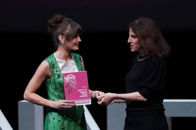 Winner of the Rising Star Award, Ella Purnell CELEBRITES : 7 eme Festival Canneseries - Winner Rising Star Award - Cannes - 06 04 2024 NorbertScanella Panoramic 