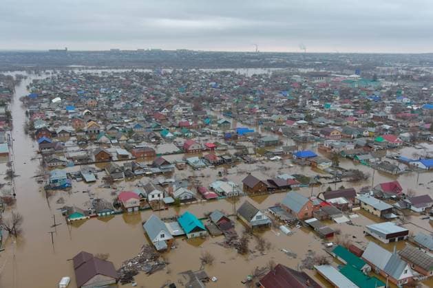 Bilder des Jahres 2024, News 04 April News Themen der Woche KW14 News Bilder des Tages RUSSIA, ORENBURG REGION - APRIL 7, 2024: An areal view of the flood-hit Old Town neighbouhood of Orsk. On the night between 5 and 6 April, a floodbank broke causing the River Ural to flood certain areas in the town. On the evening of the same day another floodbank breach occurred. According to recent reports, more than 6.600 residential buildings have been affected. Yegor Aleyev TASS  68834158