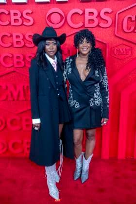 April 7, 2024, Austin, Tx, United States: Country singers O.N.E. TheDuo TEKITHA AND PRANA SUPERME DIGGS walk the red carpet and poses for photographs prior to the CMT Music Awards show at Austin s Moody Center on April 6, 2024. Austin United States - ZUMAd150 20240407_znp_d150_004 Copyright: xBobxDaemmrichx
