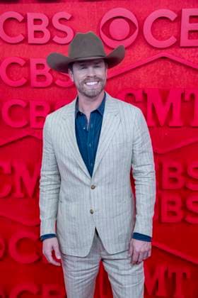 April 7, 2024, Austin, Tx, United States: Country singer DUSTIN LYNCH Walks the red carpet and poses for photographs prior to the CMT Music Awards show at Austin s Moody Center on April 6, 2024. Austin United States - ZUMAd150 20240407_znp_d150_033 Copyright: xBobxDaemmrichx