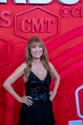 April 7, 2024, Austin, Tx, United States: English actress JANE SEYMOUR walks the red carpet and poses for photographs prior to the CMT Music Awards show at Austin s Moody Center on April 6, 2024. Austin United States - ZUMAd150 20240407_znp_d150_054 Copyright: xBobxDaemmrichx