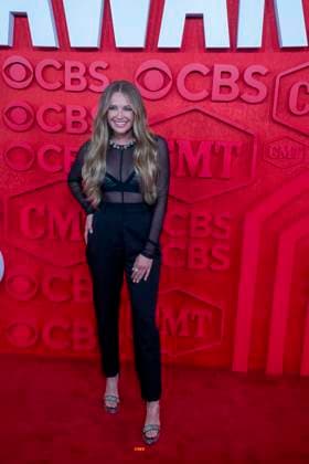 April 7, 2024, Austin, Tx, United States: Countrysinger and CMT winner CARLY PEARCE poses on the red carpet for photographs prior to the CMT Music Awards show at Austin s Moody Center on April 6, 2024. Austin United States - ZUMAd150 20240407_znp_d150_070 Copyright: xBobxDaemmrichx