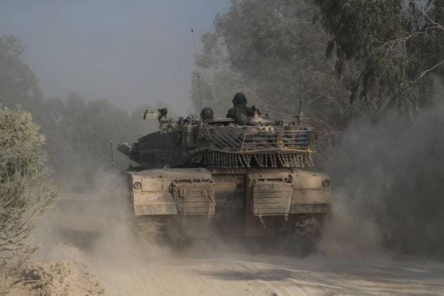 News Themen der Woche KW14 News Bilder des Tages (240408) -- SDEROT, April 8, 2024 -- An Israeli tank maneuvers near the border with Gaza Strip, in southern Israel, on April 7, 2024. Israeli troops were withdrawn from southern Gaza in preparation for a possible operation in the city of Rafah, Israeli Defense Minister Yoav Gallant said on Sunday. (Photo by Xinhua) (FOCUS)ISRAEL-SDEROT-GAZA-BORDER-TROOP WITHDRAWAL JamalxAwad 