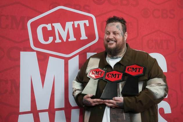 April 7, 2024, Austin, Tx, United States: Country superstar JELLY ROLL shows off his three CMA awards won during the 2024 Country Music Television s Music Awards in Austin on April 7, 2024 Austin United States - ZUMAd150 20240407_znp_d150_111 Copyright: xBobxDaemmrichx
