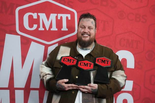 Entertainment Bilder des Tages April 7, 2024, Austin, Tx, United States: Country superstar JELLY ROLL shows off his three CMA awards won during the 2024 Country Music Television s Music Awards in Austin on April 7, 2024 Austin United States - ZUMAd150 20240407_znp_d150_113 Copyright: xBobxDaemmrichx