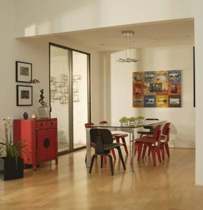 Eames dining chairs around glass topped table Eames dining chairs around glass topped table, Credit:Scott Van Dyke Avalon  Copyright: xScottxVanxDykex xAvalonx 0544832326