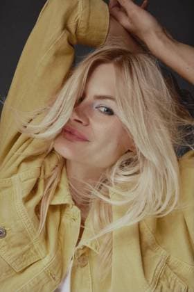 Creative Highlights Symbolbilder Blonde blue-eyed woman, perfect skin smiling, yellow jacket Wroc?aw, Lower Silesian Voivodeship, Poland CR_PJWUOI240407-1386587-01 ,model released, Symbolfoto