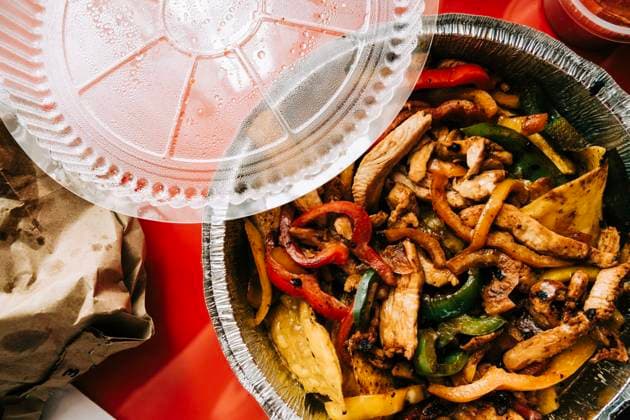 IMAGO Creative, Food, Fajita Chicken Fajitas Takeout with Chips and Salsa St. Louis, Missouri, United States R_PWWS240404C4-1380347-01