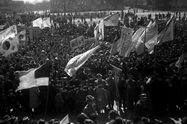 Soviet-Japanese War 5567490 30.08.1945 The Soviet-Japanese War (August 9-September 2, 1945). Chinese and Korean residents of Dunhua, Manchuria, welcome soldiers of the Red Army s 1st Far Eastern Front who have liberated Manchuria from Japanese invaders. Alexander Stanovov Sputnik China  Copyright: xAlexanderxStanovovx