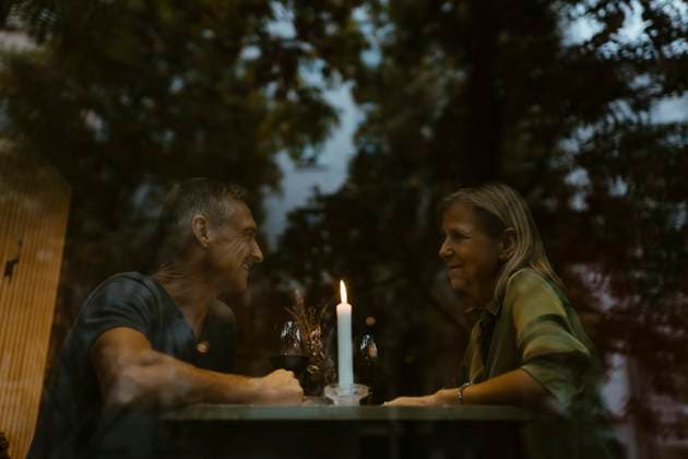 Low angle view of mature couple enjoying candlelight dinner at restaurant Germany, Berlin, model released, property released Copyright: xMaskotx , MA108429 MA108429