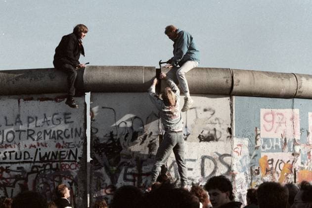 Archivbilder der Woche SPORT KW15 BERLIN WALL RESIDENTS DISMANTLING 48540 24.09.1989 People of the G.D.R. breaking down the Berlin Wall. Yuriy Somov Sputnik Berlin Germany  Copyright: xYuriyxSomovx