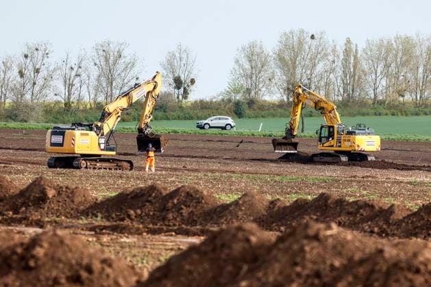 Intel Baustelle Bagger beginnen mit Bauvorbereitungen zur Baustellenzufahrt an der L 50 an der zukünftigen Baustelle von Intel in Magdeburg. Das Land Sachsen-Anhalt finanziert den Ausbau von zwei Baustellenzufahrten von der Landesstraße L 50 auf das Intel-Gelände, 08.04.2024. Magdeburg Sachsen-Anhalt Deutschland *** Intel construction site Excavators begin preparations for the construction site access road on the L 50 at the future Intel construction site in Magdeburg The state of Saxony-Anhalt is financing the expansion of two construction site access roads from the L 50 highway to the Intel site, 08 04 2024 Magdeburg Saxony-Anhalt Germany