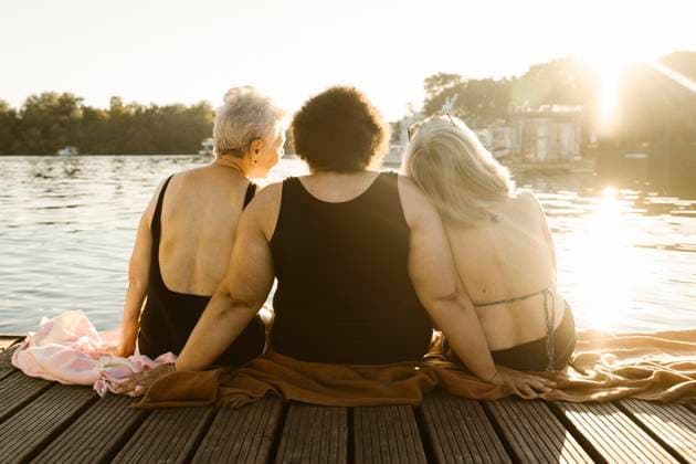 Creative Highlights Symbolbilder Rear view of elderly senior women enjoying during vacation on houseboat Germany, Berlin, model released, property released Copyright: xMaskotx , MA108726 MA108726