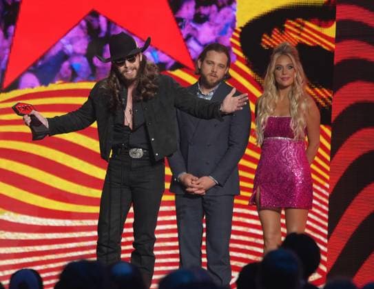 April 7, 2024, Austin, Tx, USA: Warren Zeiders accepts the Breakthrough Male Video Of The Year Award for Ã¢â‚¬oePretty Little PoisonÃ¢â‚¬Â onstage during the 2024 CMT Music Awards at Moody Center on April 07, 2024 in Austin, Texas. Austin USA - ZUMAs181 20240407_zea_s181_047 Copyright: xAmyxE.xPricex