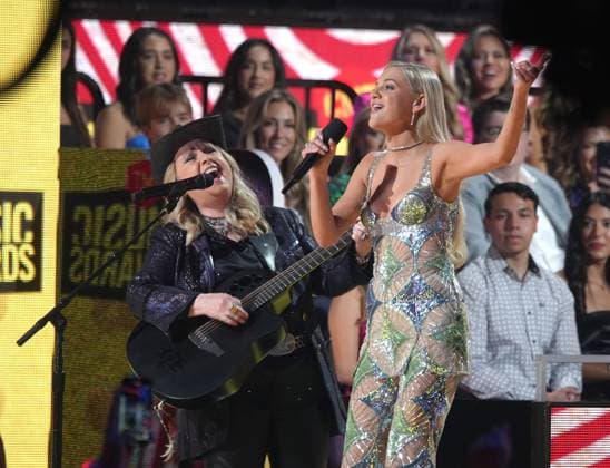 April 7, 2024, Austin, Tx, USA: Melissa Etheridge and Kelsea Ballerini perform onstage during the 2024 CMT Music Awards at Moody Center on April 07, 2024 in Austin, Texas. Austin USA - ZUMAs181 20240407_zea_s181_050 Copyright: xAmyxE.xPricex