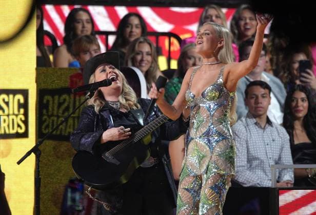 April 7, 2024, Austin, Tx, USA: Melissa Etheridge and Kelsea Ballerini perform onstage during the 2024 CMT Music Awards at Moody Center on April 07, 2024 in Austin, Texas. Austin USA - ZUMAs181 20240407_zea_s181_051 Copyright: xAmyxE.xPricex