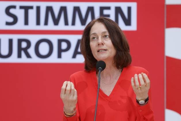 Berlin, Deutschland, 08.04.2024: Willy-Brandt-Haus: Pressekonferenz nach Sitzung von SPD-Parteivorstand und Sozialdemokraten im EU-Parlament: SPD-Spitzenkandidatin für die Europawahl Katarina Barley hält eine kurze Rede, hinter ihr der Wahlkampf-Slogan Deutschlands stärkste Stimmen für Europa *** Berlin, Germany, 08 04 2024 Willy Brandt House Press conference after meeting of SPD party executive committee and Social Democrats in the EU Parliament SPD lead candidate for the European elections Katarina Barley gives a short speech, behind her the campaign slogan Germanys strongest voices for Europe Copyright: xdtsxNachrichtenagenturx dts_33893