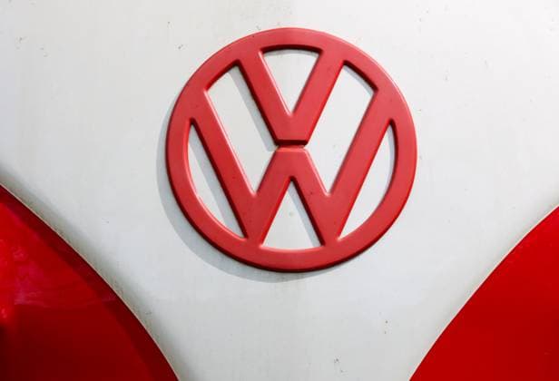 08.04.2024, Deutschland, NRW, Autos, Volkswagen, Oldtimer, VW Bulli mit rot-weisser Lackierung, Bus, H-Kennzeichen, rotes VW Logo, Deutschland *** 08 04 2024, Germany, NRW, Cars, Volkswagen, Oldtimer, VW Bulli with red and white paintwork, Bus, H license plate, red VW logo, Germany Copyright: xSnowfieldxPhotographyx SF080424VWBulliD2