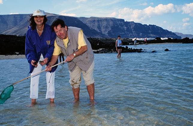 Regina Thoss, deutsche Chanson- und Schlagersängerin, mit Ehemann im Urlaub auf Mallorca, Spanien 2002. Mallorca Balearische Inseln Spanien Copyright: xUnitedxArchivesx xAlexanderxStingl STI_8704002447 EDITORIAL USE ONLY