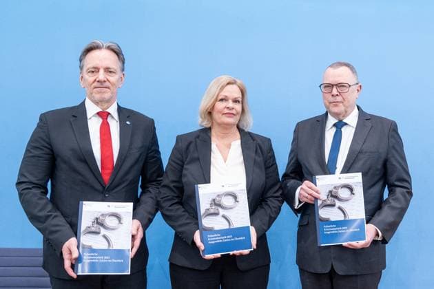 News Themen der Woche KW15 News Bilder des Tages Bundespressekonferenz in Berlin - Vorstellung polizeiliche Kriminalstatistik 2023 - Nancy Faeser, Bundesministerin des Innern und für Heimat, mit Michael Stübgen, Vorsitzender Innenministerkonferenz und Innenminister Brandenburg, und Holger Münch, Präsident Bundeskriminalamt BKA (links);Bundespressekonferenz in Berlin - Vorstellung polizeiliche Kriminalstatistik 2023 - Nancy Faeser, Bundesministerin des Innern und für Heimat, mit Michael Stübgen, Vorsitzender Innenministerkonferenz und Innenminister Brandenburg, und Holger Münch, Prä, Berlin Berlin Deutschland Haus der Bundespressekonferenz *** Federal Press Conference in Berlin Presentation of police crime statistics 2023 Nancy Faeser, Federal Minister of the Interior and for Home