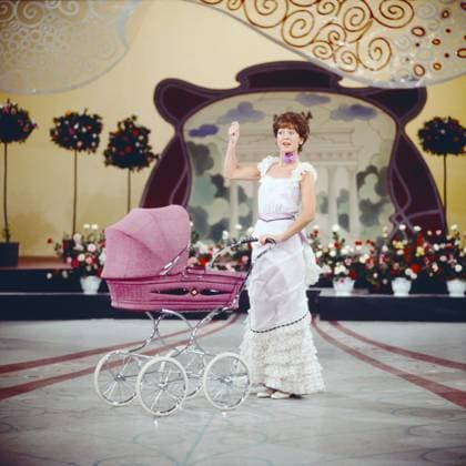 DAS SONNTAGSKONZERT Das Sonntagskonzert, ZDF Musiksendung, zum 100. Geburtstag von Operetten-Komponist Walter Kollo, 1978, Bild: Dorthe, aka Dorthe Kollo im Showkostüm mit Kinderwagen, sie singt das Lied: Das ist der liebe Klapperstorch, Deutschland Copyright: ArthurxGrimm AGR_82020152 EDITORIAL USE ONLY