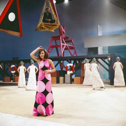 SCHLAGERSHOW Schlagershow im ZDF, 1968, Dorthe, aka Dorthe Kollo, dänische Sängerin, in der Showkulisse bei den Proben für die Show, mit dabei: Sänger Bill Ramsey, er sitzt oben im Netz., Mainz Deutschland Copyright: ArthurxGrimm AGR_82020155 EDITORIAL USE ONLY