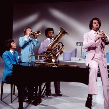 8 x 1 IN NOTEN 8 x 1 in Noten, ZDF Fernsehshow, Deutschland, 1975, in der Show: Udo Jürgens am Klavier, Peter Kraus an der Trompete, Roberto Blanco an der Tuba, Peter Rubin an der Klarinette, Deutschland Copyright: ArthurxGrimm AGR_82030046 EDITORIAL USE ONLY